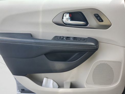 Used 2021 Chrysler Pacifica Touring-L FWD image 19