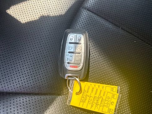 Used 2025 Chrysler Pacifica Limited FWD image 32