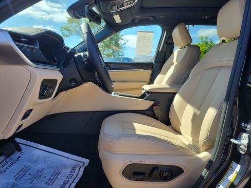 Used 2024 Jeep Grand Cherokee Limited w/ Luxury Tech Group II image 12