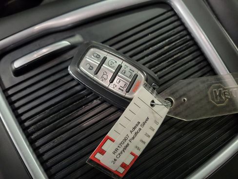 Used 2024 Chrysler Pacifica Touring-L FWD image 15