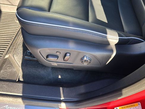 Used 2025 Buick Enclave Avenir image 26