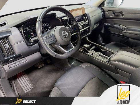 Used 2024 Nissan Pathfinder SV image 9