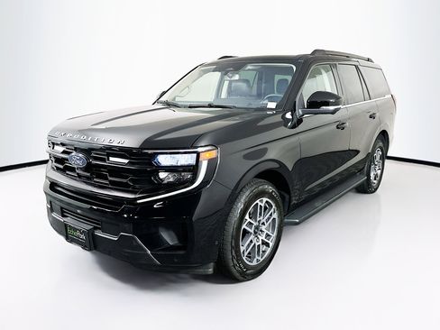 Used 2025 Ford Expedition Active AWD/4WD image 3