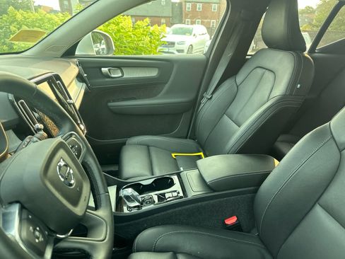 Used 2025 Volvo XC40 B5 Plus AWD/4WD image 2