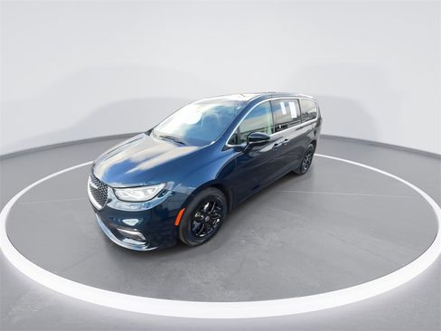 Used 2024 Chrysler Pacifica Touring-L image 4