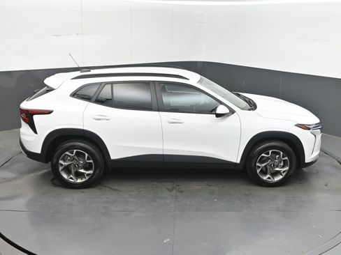 Used 2025 Chevrolet Trax LT FWD image 44
