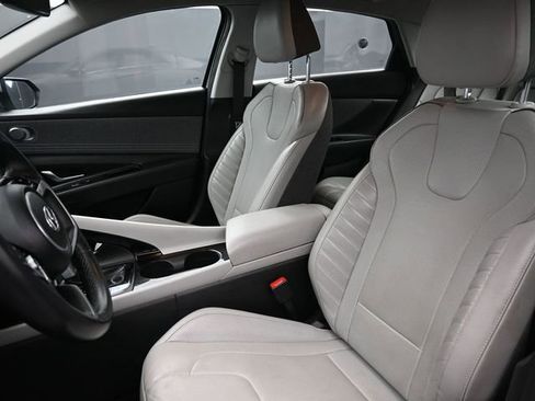 Used 2023 Hyundai Elantra Limited image 13