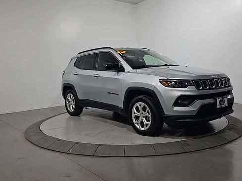 Used 2024 Jeep Compass Latitude AWD/4WD image 7
