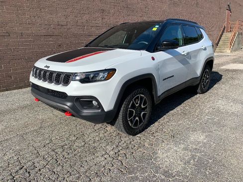Used 2025 Jeep Compass Trailhawk AWD/4WD image 1