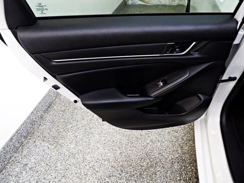 Used 2018 Honda Accord Sport image 9