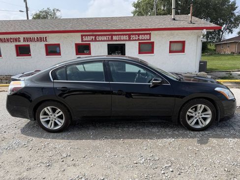 Used 2011 Nissan Altima 3.5 SR w/ 3.5SR Premium Pkg FWD image 2