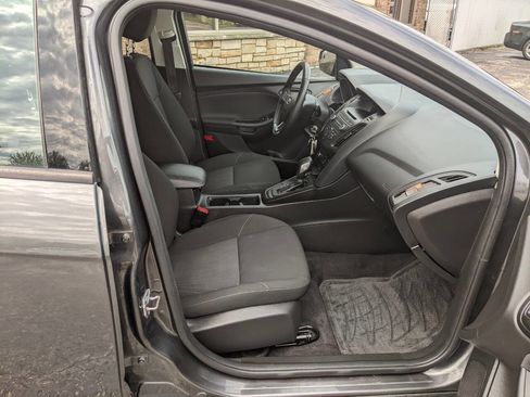 Used 2017 Ford Focus SE w/ Cold Weather Package FWD image 14