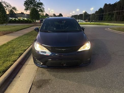 Used 2018 Chrysler Pacifica Touring-L Plus w/ Advanced Safetytec Group image 3