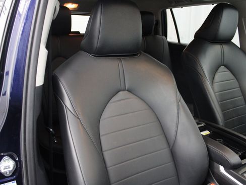 Used 2021 Toyota Highlander XLE image 32