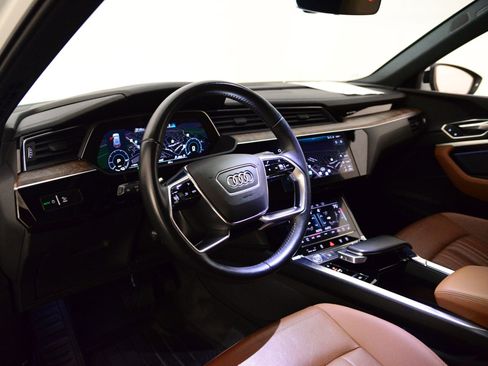 Used 2019 Audi e-tron Premium Plus image 28