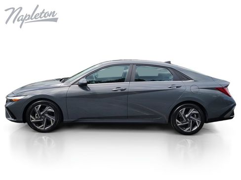 Used 2025 Hyundai Elantra SEL FWD image 2