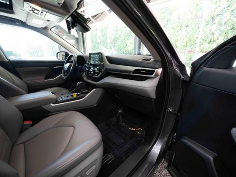 Used 2021 Toyota Highlander XLE AWD/4WD image 26