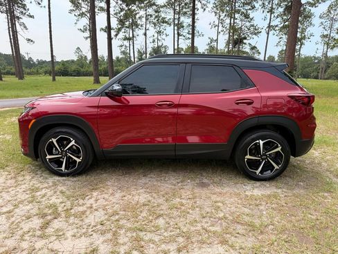 Used 2021 Chevrolet TrailBlazer RS w/ Technology Package FWD image 2