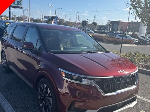 Used 2022 Kia Carnival EX image 3