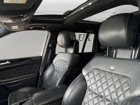 Used 2015 Mercedes-Benz GL 550 4MATIC w/ Driver Assistance Package image 9