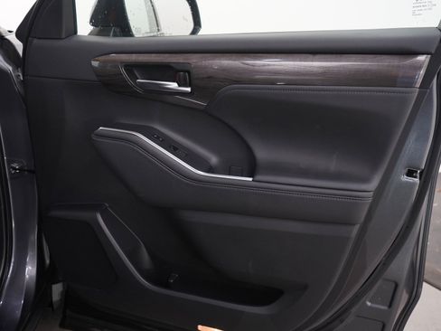 Used 2024 Toyota Highlander Limited AWD/4WD image 14