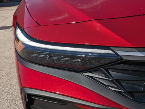 Used 2025 Hyundai Elantra Blue image 10