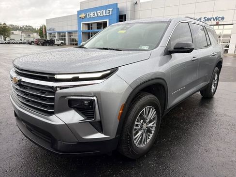Used 2025 Chevrolet Traverse LT w/ Driver Confidence Package FWD image 10