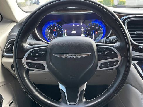 Used 2022 Chrysler Pacifica Limited image 30