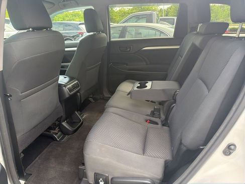 Used 2016 Toyota Highlander LE FWD image 8