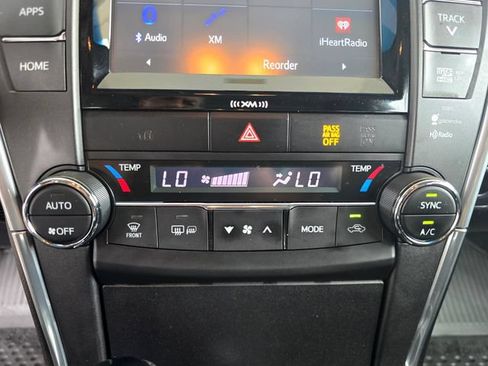 Used 2017 Toyota Camry SE w/ Moonroof Package FWD image 12