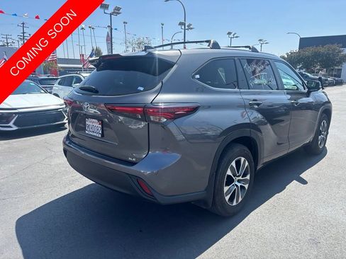 Used 2024 Toyota Highlander XLE FWD image 6