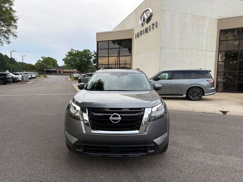 Used 2024 Nissan Pathfinder SV AWD/4WD image 3