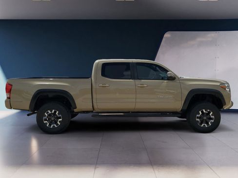 Used 2017 Toyota Tacoma TRD Off-Road w/ Premium & Technology Package AWD/4WD image 6