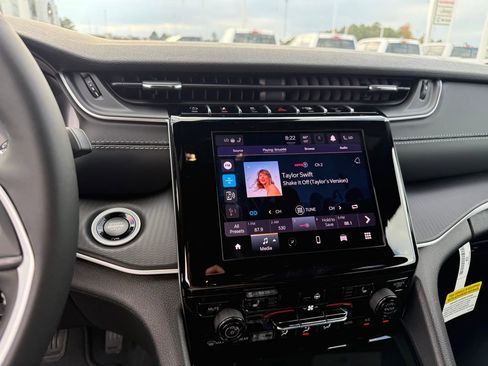 New 2025 Jeep Grand Cherokee Laredo image 17