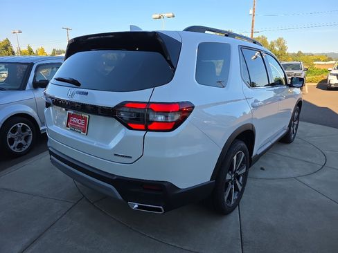 New 2025 Honda Pilot Touring image 7