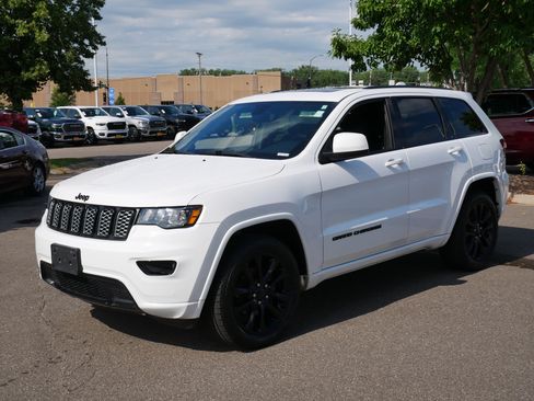 Used 2020 Jeep Grand Cherokee Altitude AWD/4WD image 3
