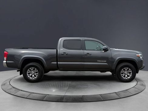 Used 2017 Toyota Tacoma SR5 w/ Tow Package AWD/4WD image 6