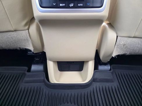 Used 2016 Toyota Highlander LE AWD/4WD image 33