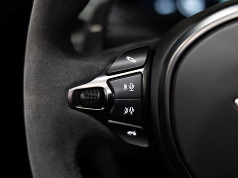 Used 2023 Aston Martin V8 Vantage Roadster RWD image 48