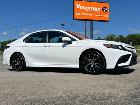 Used 2022 Toyota Camry SE FWD image 1