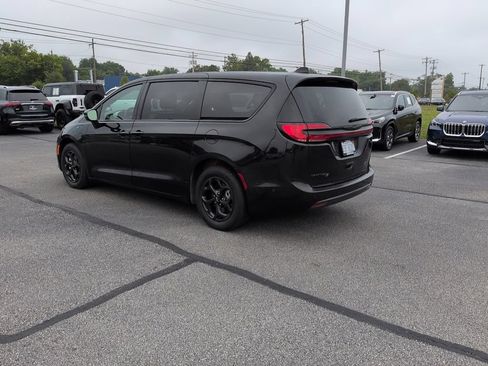 Used 2023 Chrysler Pacifica Touring-L w/ S Appearance Package FWD image 4