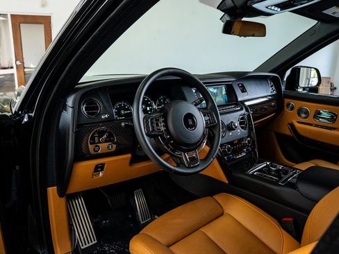 Used 2022 Rolls-Royce Cullinan Black Badge image 25