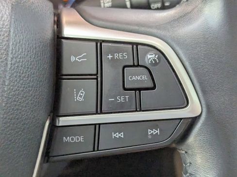 Used 2022 Toyota Highlander XLE AWD/4WD image 26
