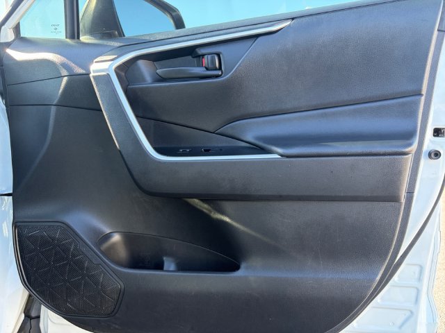 Used 2022 Toyota RAV4 LE AWD/4WD image 16