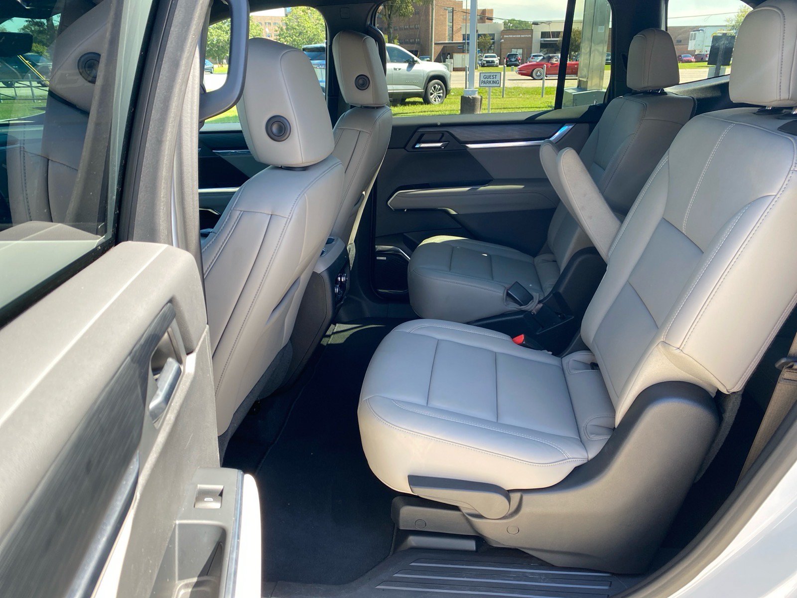 Used 2026 GMC Acadia Elevation w/ Elevation Premium Package FWD image 18