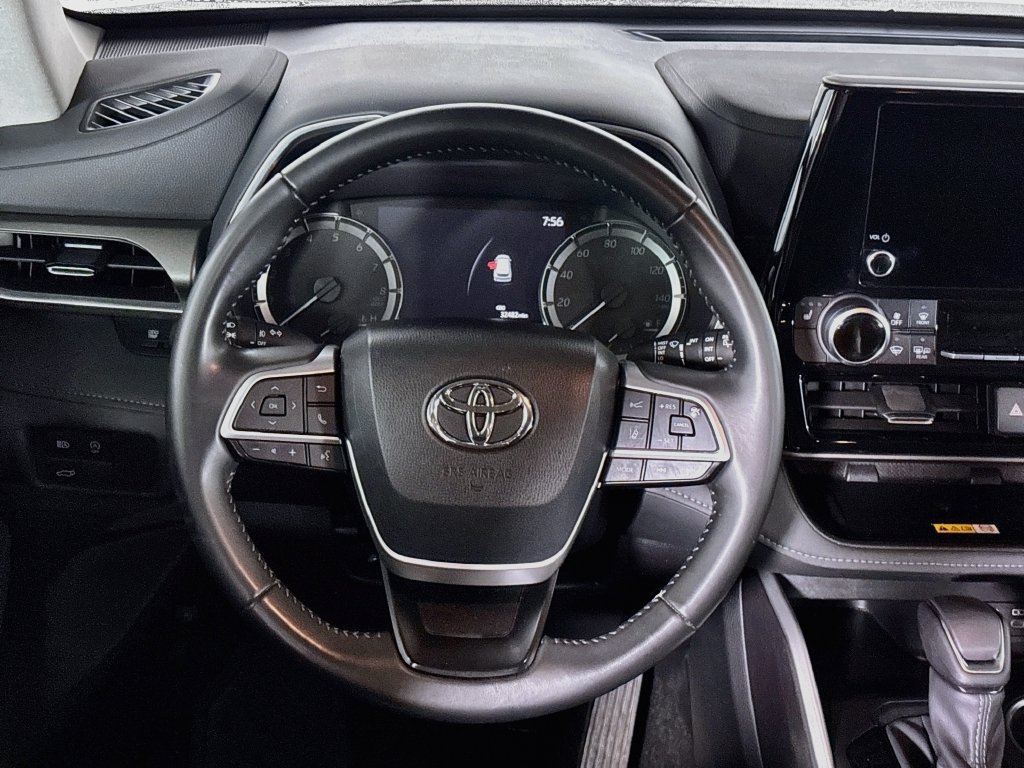 Used 2023 Toyota Highlander XLE AWD/4WD image 13