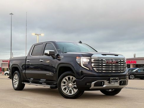 Used 2025 GMC Sierra 1500 Denali w/ Technology Package AWD/4WD image 2