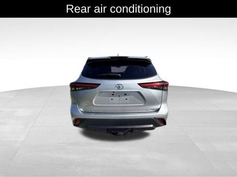 Used 2020 Toyota Highlander XLE AWD/4WD image 6
