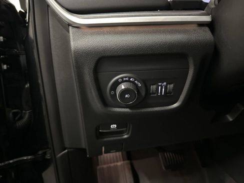 Used 2023 Jeep Grand Cherokee Limited w/ Black Appearance Package AWD/4WD image 35