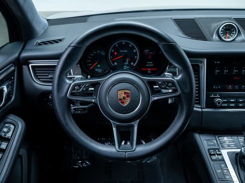 Used 2017 Porsche Macan Turbo AWD/4WD image 11
